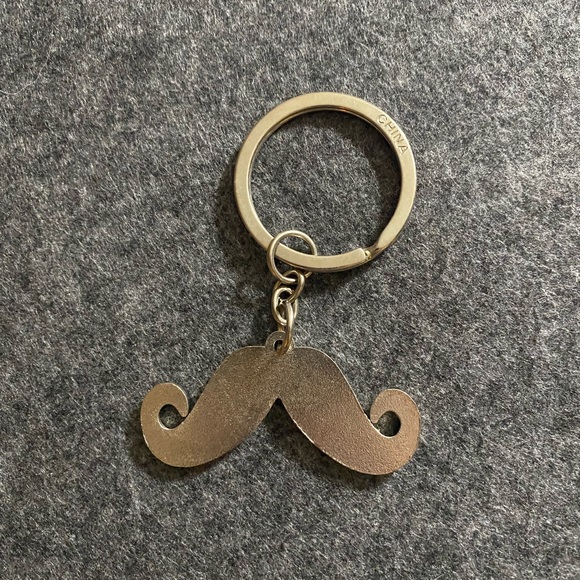 Gold glitter Moustache keychain - Picture 2 of 3